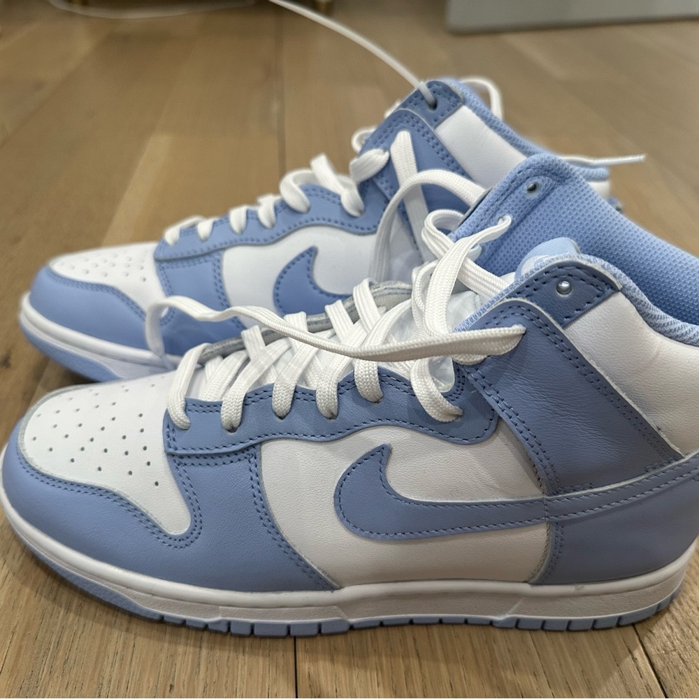 Women’s Nike Dunk High in White/Aluminum